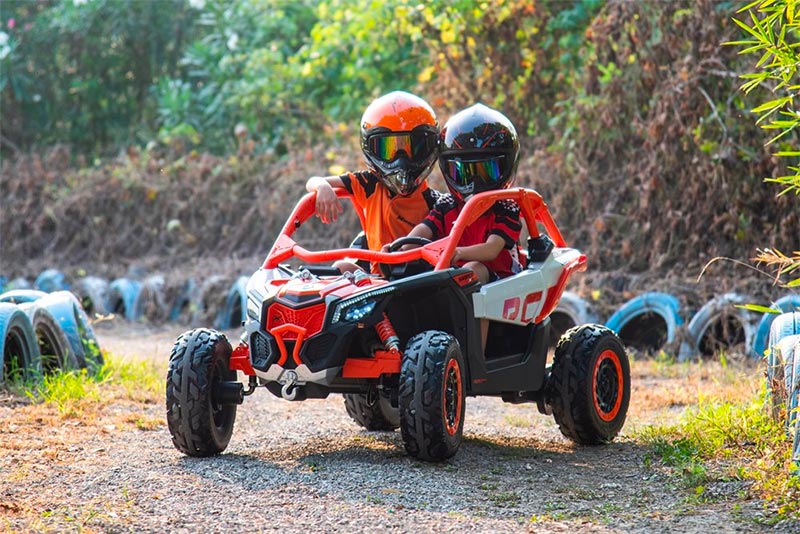 Azeno Can-Am Marverick UTV Fyrhjuling för barn bild med barn med hjälm