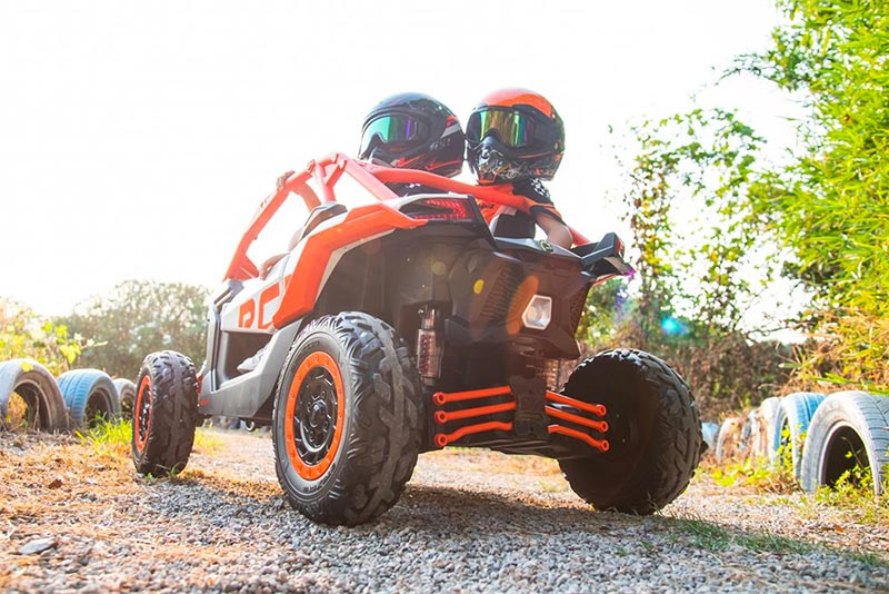 Azeno Can-Am Marverick UTV Fyrhjuling för barn bild med barn bakifrån