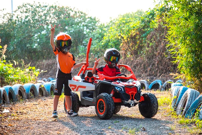 Azeno Can-Am Marverick UTV Fyrhjuling för barn bild med barn