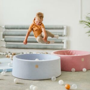 MeowBaby Babyblå Bollhav i sammet med 200 bollar hoppande barn