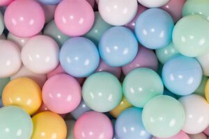ljusgrå lekmodul med bollar i färgerna Babyblå/Mynta/Pastellrosa/Pastellgul/Lila