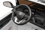 Azeno Toyota Hilux Vit Elbil för barn bild på ratten
